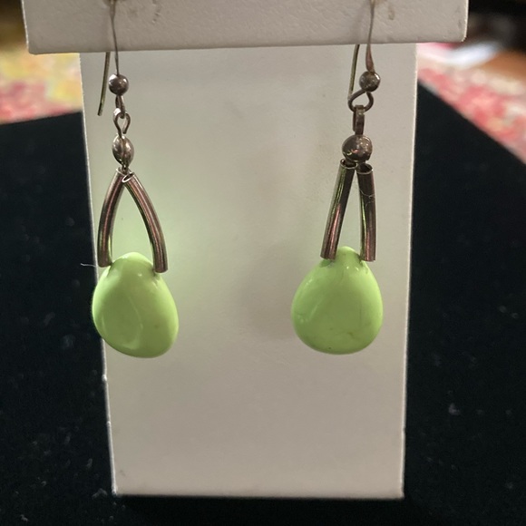 AppleGreen Gaspeite N&E set. 925 SSilver Tubes. Teardrop cut stones #11+2 stones - Picture 6 of 8